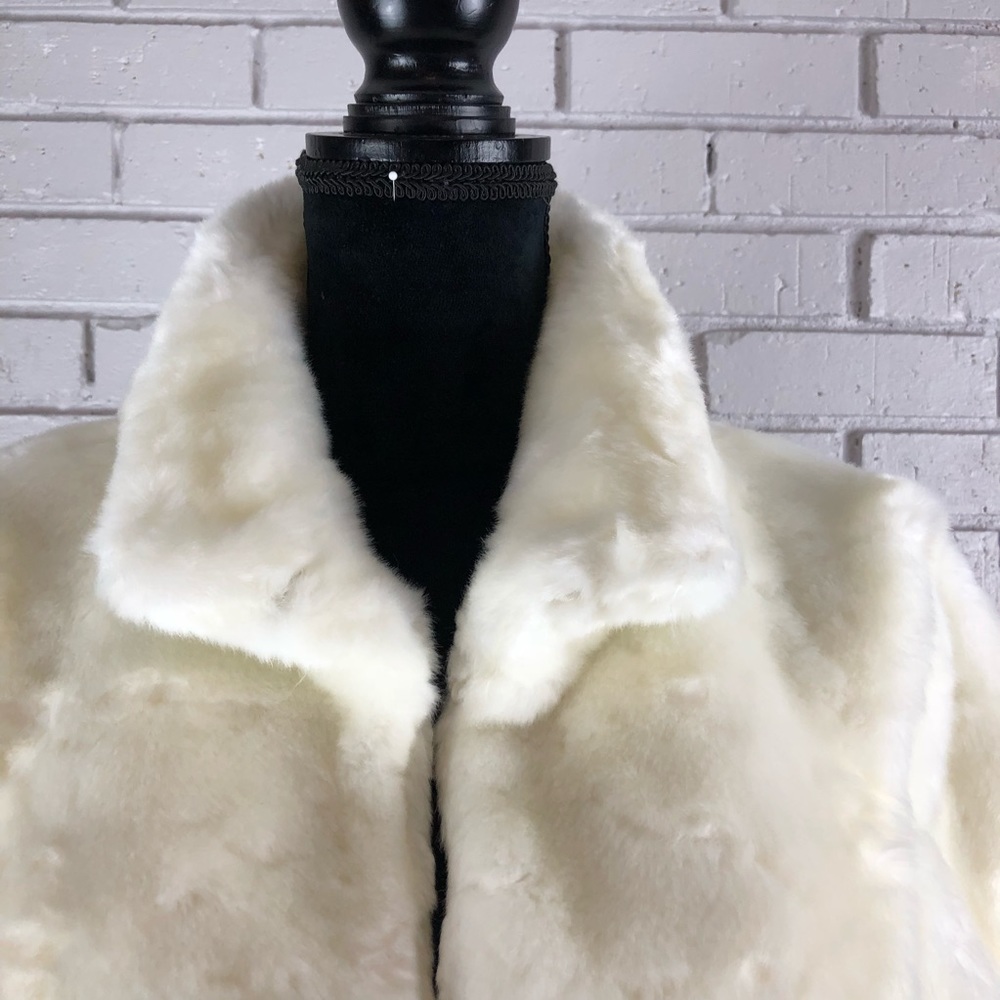 Tahari ASL Women’s White Faux Fur Cape Size L - Picture 2 of 8